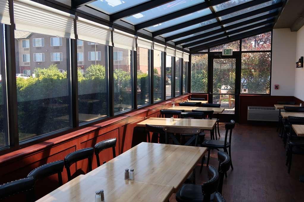 Oxford Suites Hermiston Restaurante foto