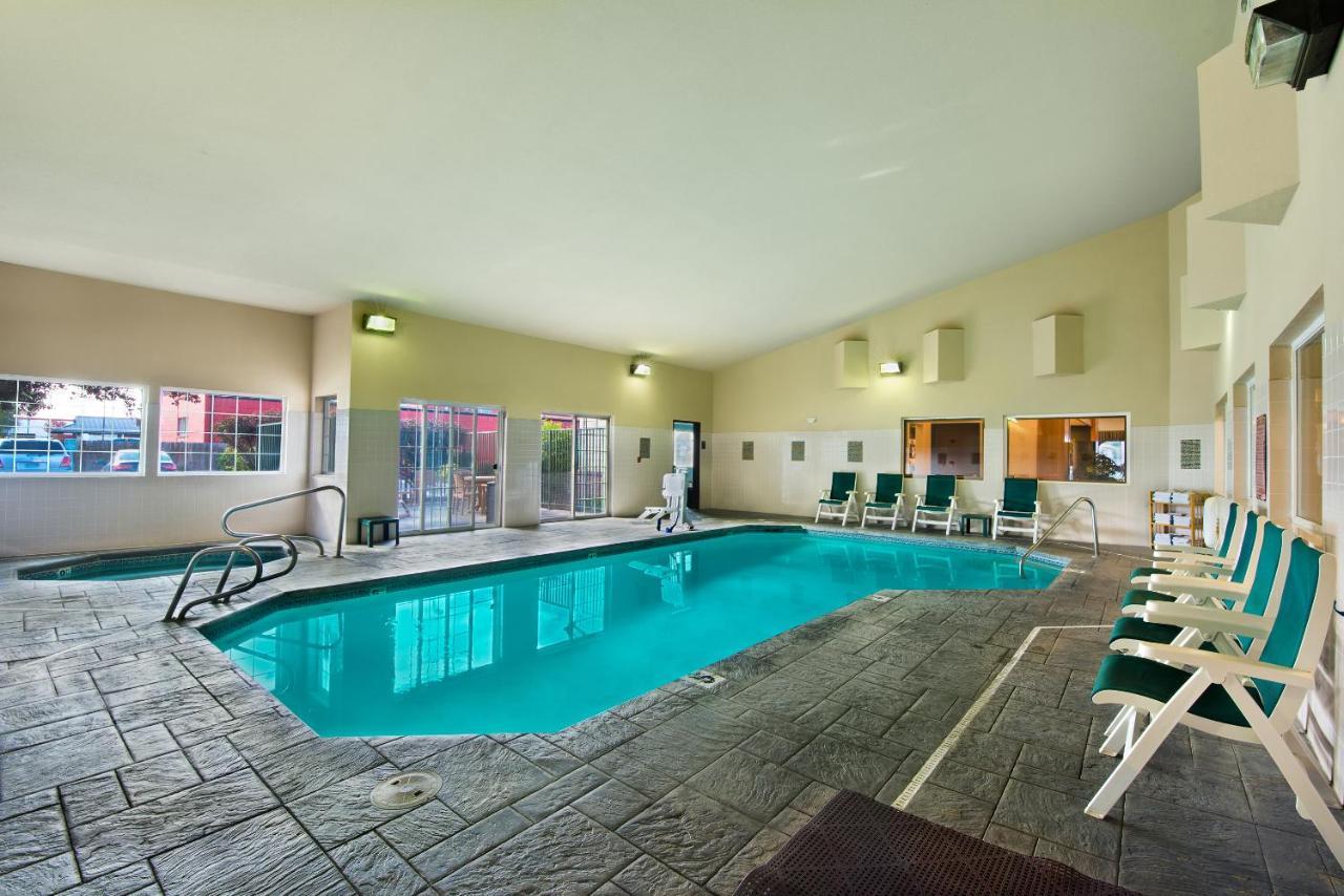 Oxford Suites Hermiston Exterior foto